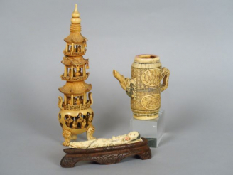 Vente aux enchères Lot composé de trois sculptures en ivoire :  - verseuse, décor d'arbre