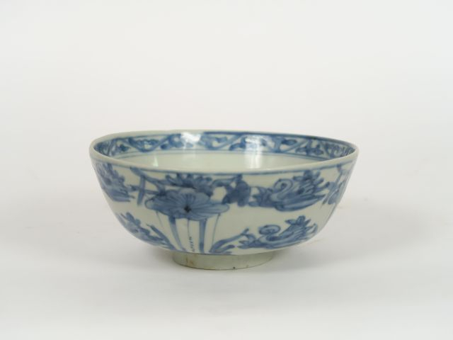 Coupe en porcelaine blanche, à décor bleu sous couverte de canards par