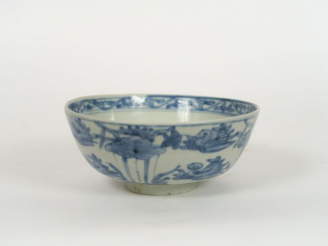 Vente aux enchères Coupe en porcelaine blanche, à décor bleu sous couverte de canards par