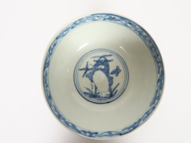 Coupe en porcelaine blanche, à décor bleu sous couverte de canards par