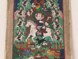 Vente aux enchères Petit thangka représentant le roi Gésar sur son cheval, entouré de div
