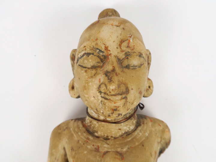 Statuette en albâtre anciennement polychrome représentant une divinité