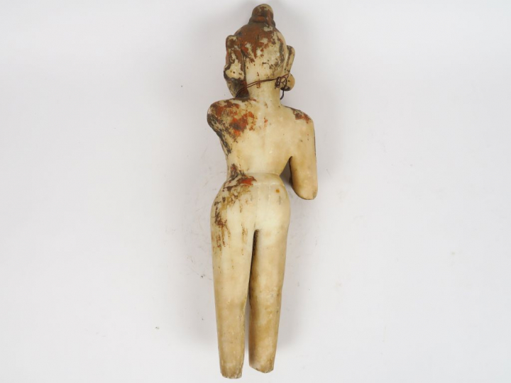 Statuette en albâtre anciennement polychrome représentant une divinité