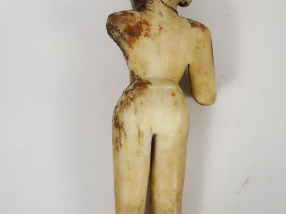 Statuette en albâtre anciennement polychrome représentant une divinité