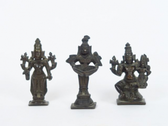 Vente aux enchères Lot de trois petits bronzes indiens : Shiva et Parvati, Bishnu et une 