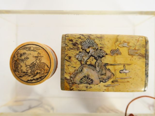 Lot d'étuis et de boites en os, à décor de lapins, personnages et une 