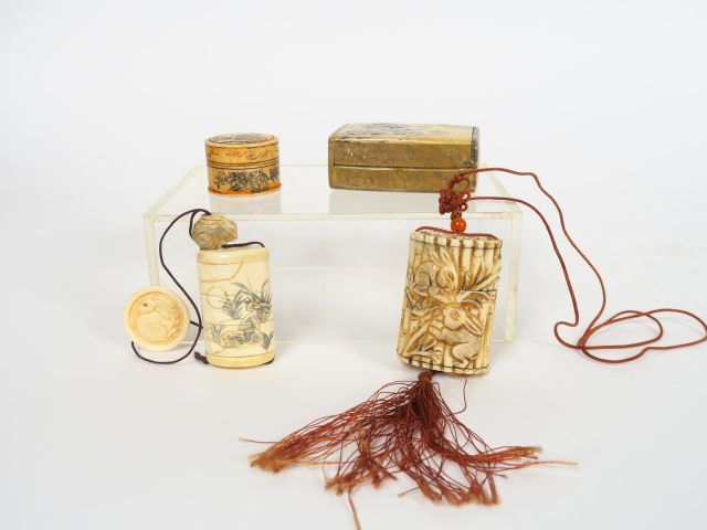 Lot d'étuis et de boites en os, à décor de lapins, personnages et une 