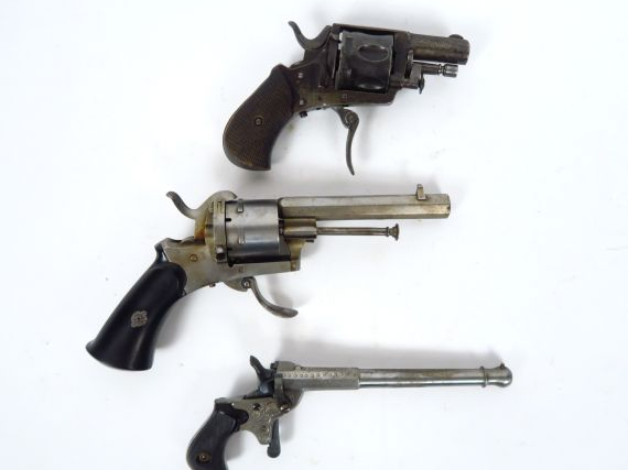 Lot de trois pistolets et révolvers anciens  (belle base de collection