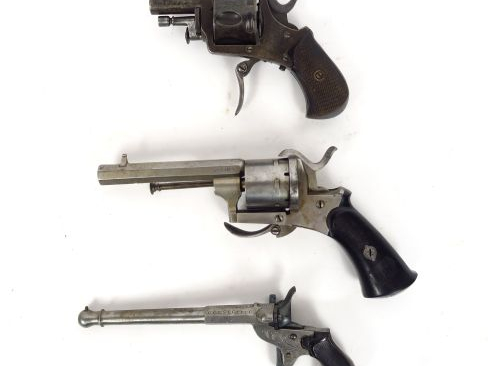 Lot de trois pistolets et révolvers anciens  (belle base de collection