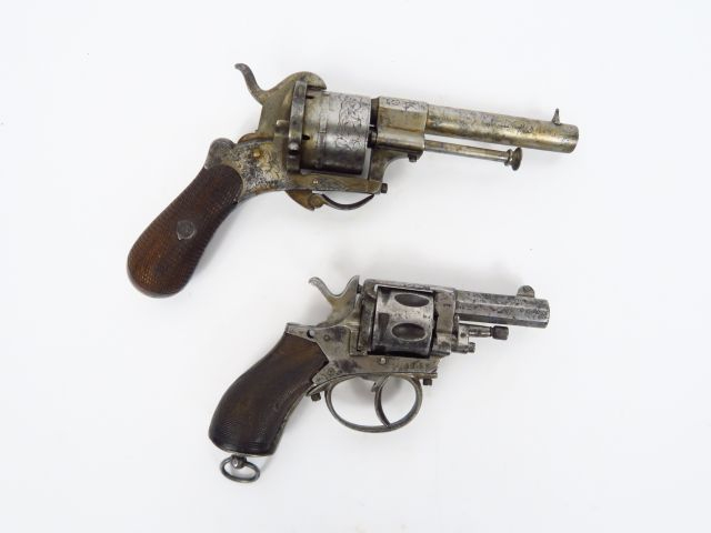 Lot composé de 2 révolvers ancien dont un système Lefaucheux calibre 9