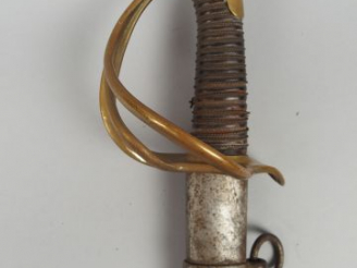 Vente aux enchères Sabre dans le style d’un sabre 1822 français troupe mais plus léger, s