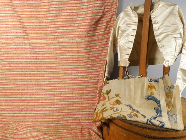 Très jolie boite à chapeau  en bois. Très  bon état. On y joint un hau