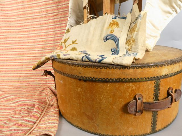 Très jolie boite à chapeau  en bois. Très  bon état. On y joint un hau