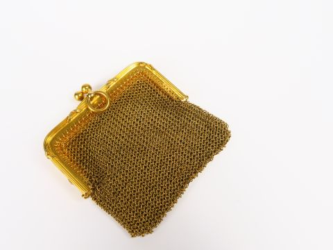 Aumonière en or jaune. Poids : 50 g