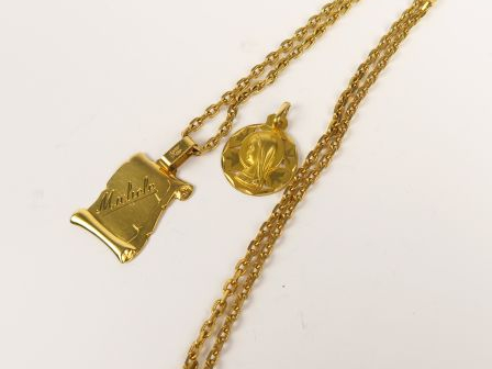 Chaîne en or maille forçat, pendentif et médaille religieuse (gravés).