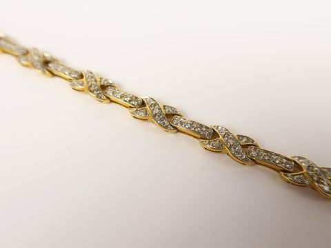 Bracelet articulé en or jaune, orné de roses. Poids tel : 12,6 g