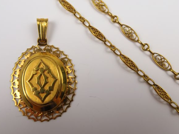 Giletière transfomée en collier et pendentif en or. Poids : 17,6 g
