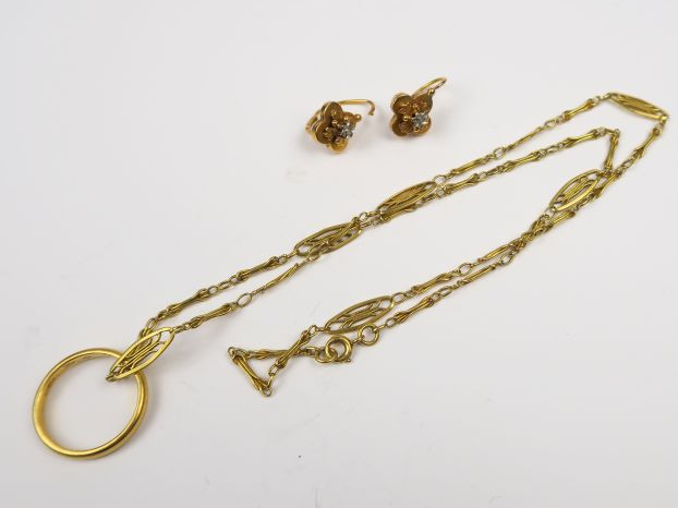 Chaine, maille ajourée, alliance et paire de boucles d'oreilles, l'ens