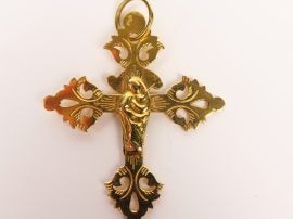 Vente aux enchères Croix pendentif en or jaune ciselé et orné au verso d’une Vierge à l’E