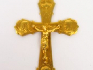 Vente aux enchères Croix pendentif en or jaune. Poids : 4.9 g