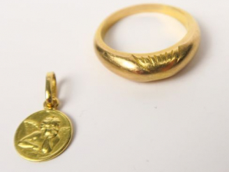 Vente aux enchères Bague en or jaune ciselée. On y joint une petite médaille en or jaune 