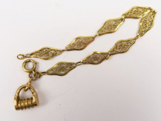 Vente aux enchères Bracelet, maille ajourée, et pendeloque en forme de cadenas. Poids : 8