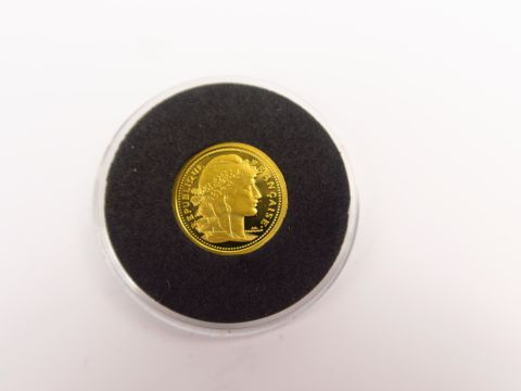 Réduction de pièce de 20 frcs en or. Poids : 1,2 g