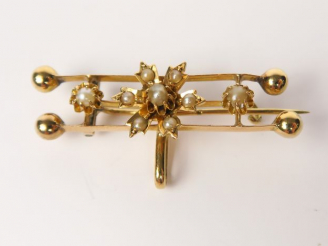 Vente aux enchères Broche en or jaune ornée de petites perles à décor floral. Poids tel :