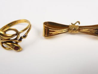 Vente aux enchères Bague en forme de serpent, sertie de deux petites pierres de couleur. 