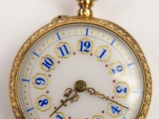Vente aux enchères Montre de col en or, le couvercle émaillé bleu à décor de fleurs, reha