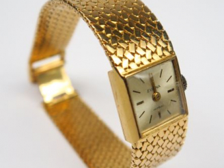 Vente aux enchères Montre de dame, cadran et bracelet en or. Poids tel : 51,5 g