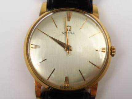 OMEGA. Montre d'homme, cadran en or, bracelet d'origine en cuir noir. 