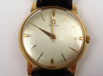 Vente aux enchères OMEGA. Montre d'homme, cadran en or, bracelet d'origine en cuir noir. 