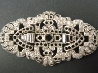 Vente aux enchères Broche en or blanc et platine, sertie de diamants ronds et diamants ba