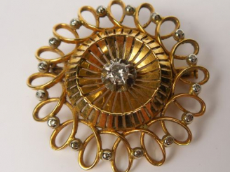 Vente aux enchères Broche ronde en or à décor d'entrelacs, ornée d'un diamant central et 