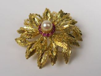 Vente aux enchères Belle broche en forme de fleurs, ornée en son centre d'une perle de cu