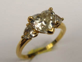 Vente aux enchères Bague ornée d'un brillant taillé en coeur, épaulé de brillants plus pe