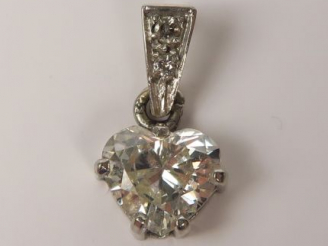 Vente aux enchères Pendentif orné d'un brillant taillé en forme de cœur