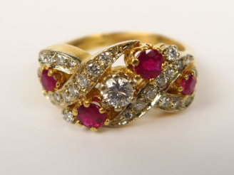 Vente aux enchères Bague sertie d'un brillant de 0,16 carats environ et de quatre rubis, 
