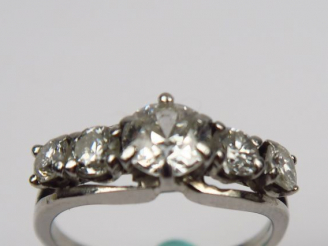 Vente aux enchères Bague ornée d'un diamant taille moderne de 0,50 carats environ, et de 