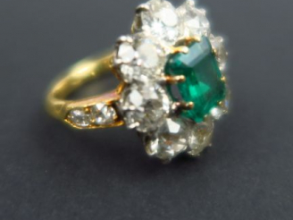 Vente aux enchères Bague marguerite sertie d'une émeraude et de huit diamants taille anci