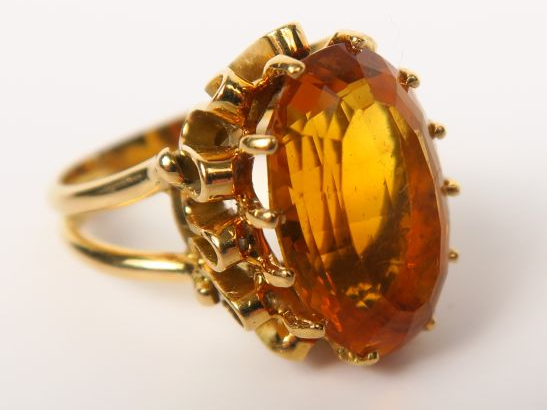 Bague en or jaune ornée d’une citrine facettée. Poids tel : 9.2 g