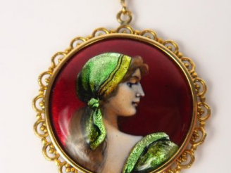 Vente aux enchères Camille Fauré, Limoges. Médaillon pendentif en émail à décor d’une git