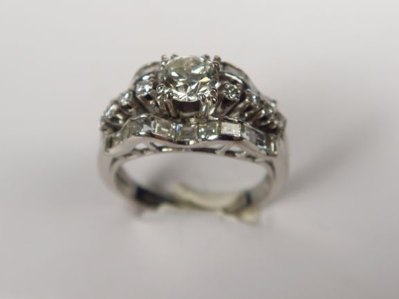 Bague en or, ornée d'un diamant et de lignes de brillants. Poids tel :