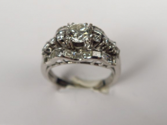 Vente aux enchères Bague en or, ornée d'un diamant et de lignes de brillants. Poids tel :