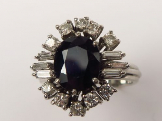 Vente aux enchères Bague marguerite en or gris ornée d’un saphir entouré de diamants bril