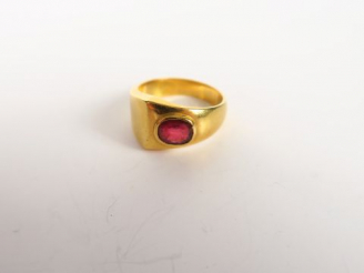 Vente aux enchères Bague en or jaune, sertie d’un rubis. Poids tel : 7 g