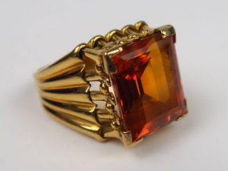 Vente aux enchères Bague ornée d'une topaze, monture en or. Poids tel  : 12,32 g