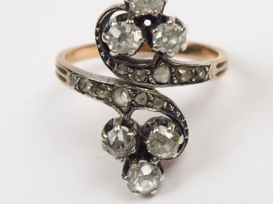 Bague ornée de six diamants taille ancienne et de petites roses. Montu