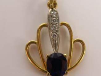 Vente aux enchères Pendentif orné d’un saphir et de brillants. Poids tel : 1,70 g